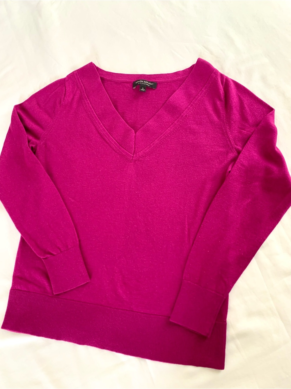 Banana Republic Silk and Cashmere V-Neck Sweater. Fuchsia. Small
